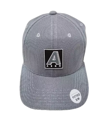 Gorra gris logo cuadro negro cerrado